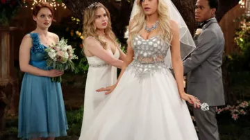 Vestido de dama de honor de Tessa Altman (Jane Levy) en Suburgatory S03E12