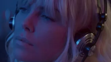 The headset audio AKG K140 Lorraine Broughton (Charlize Theron) in Atomic Blonde