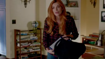 La chemise L'Agence de Paige Towsen (Bella Thorne) dans Famous In Love S01E08