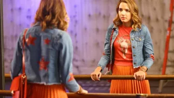 La veste en jean de Cassandra Perkins dans Famous in Love S01E07