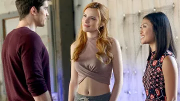 Le crop top de Paige Townsen (Bella Thorne) dans Famous In Love S01E07