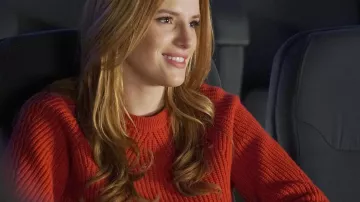 Le pull rouge Ted Baker de Paige Townsen (Bella Thorne) dans Famous In Love S01E01