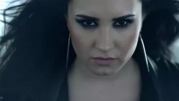 The earrings of Demi lovato in the clip Heart Attack