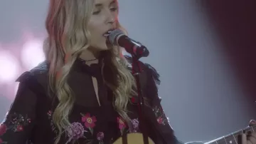 The shirt fleurie Maddie Conrad in Nashville S05E19
