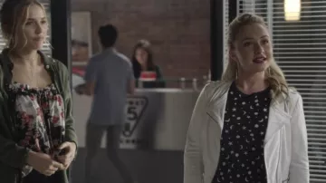 The tee-shirt Saint Laurent by Juliette Barnes in Nashville S05E19