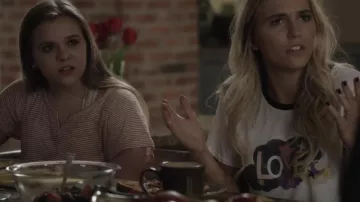 The t-shirt "Love" Saint Laurent of Maddie Conrad in Nashville S05E18