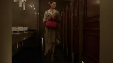 Sandalias azules de Liza Miller (Sutton Foster) en Younger S04E04