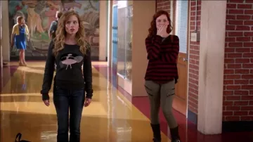 Los vaqueros caqui de Tessa Altman (Jane Levy) en Suburgatory S03E08