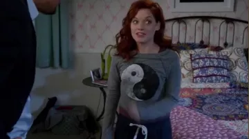 La sudadera Yin Yang de Tessa Altman (Jane Levy) en Suburgatory S03E11