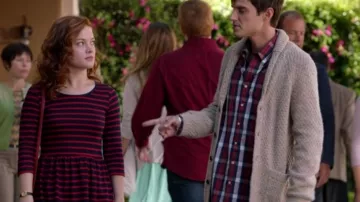 Vestido a rayas de Tessa Altman (Jane Levy) en Suburgatory S03E07