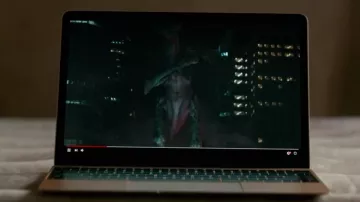 Apple Mac Book Air Gloria (Anne Hathaway) in Colossal