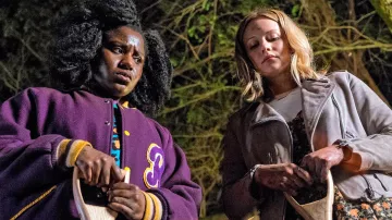 Suéter Topshop de Raquel (Susan Wokoma) en CrazyHead S01E01