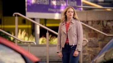 El top de Amy (Cara Theobold) en Crazyhead S01E01