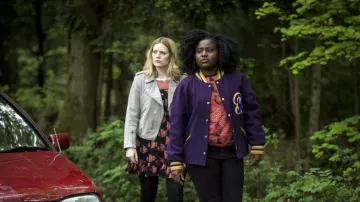 La veste Allsaints d'Amy (Cara Theobold) dans Crazyhead S01E01