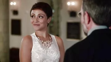 La robe AQUA d'April Carver (Italia Ricci) dans Chasing Life S02E06