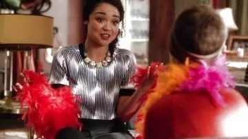 The crop top of Beth Kingston in Chasing Life S02E05