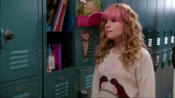 Le pull oiseaux amoureux de Lisa Shay (Allie Grant) dans Suburgatory S03E08