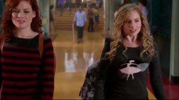 Le pull à motif danseuse étoile de Lisa Shay (Allie Grant) dans Suburgatory S03E08