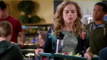 Le cardigan gilet brodé de Lisa Shay (Allie Grant) dans Suburgatory S03E13