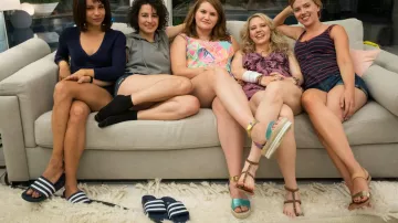 Les claquettes Adidas Originals de Blair (Zoë Kravitz) et Frankie (Ilana Glazer) dans #Pire soirée