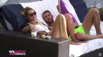 Le maillot de bain blanc de Iris dans 10 couples parfaits