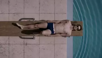 El bañador azul marino de Yves Saint Laurent (Pierre Niney) en Yves Saint Laurent