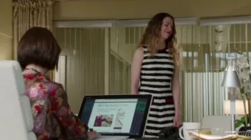 La robe rayée MSGM de Liza Miller (Sutton Foster) dans Younger S04E05