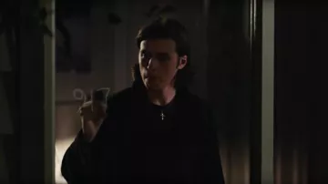 The pendant cross of Olly Bright (Nick Robinson) in Everything, Everything