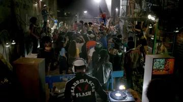 La casquette Kangol de Grandmaster Flash (Mamoudou Athie) dans The Get Down S01E01