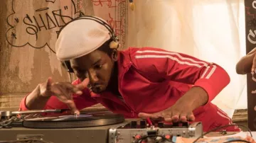 La casquette Kangol de Grandmaster Flash (Mamoudou Athie) dans The Get Down S01E02