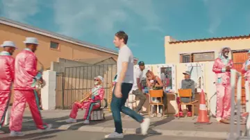 Sneakers white Lacoste of Vianney in her video clip Me love you