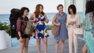 The blue dress of Jess Thayer (Scarlett Johansson) in #Worst evening