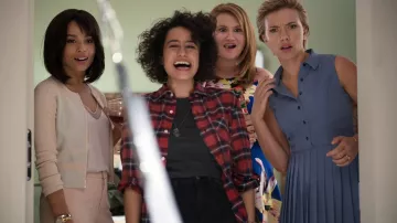 The blue dress of Jess Thayer (Scarlett Johansson) in #Worst evening