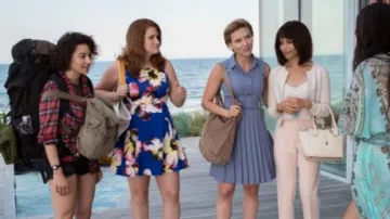 The blue dress of Jess Thayer (Scarlett Johansson) in #Worst evening