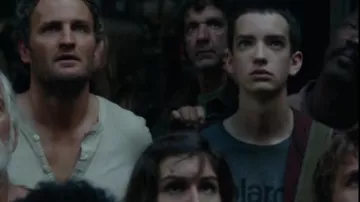 The t-shirt Polaroid of Alexander (Kodi Smit-McPhee) in The planet of the apes : The confrontation