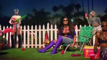 Las botas moradas de Demi Lovato en su videoclip Sorry Not Sorry