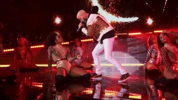 Les sneakers léopard de M. Pokora dans le clip Toi et le soleil
