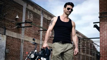 The khaki pants of Alvey Kulina (Frank Grillo) in Kingdom S01E01
