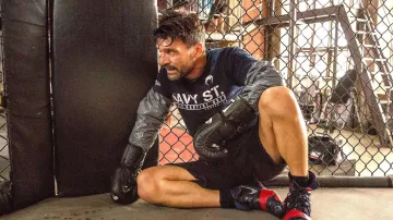 The black t-shirt Venum NAVY ST of Alvey Kulina (Frank Grillo) in Kingdom S03E01