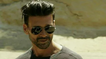 Sunglasses Ray-Ban aviator of Alvey Kulina (Frank Grillo) in Kingdom