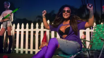 Le top violet de Demi Lovato dans Sorry Not Sorry
