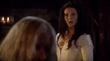 La robe de l'inquisitrice Kahlan Amnell (Bridget Regan) dans Legend of the Seeker S01E01