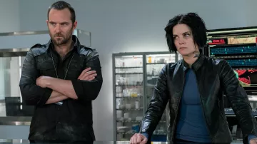 Chaqueta de cuero usada por Jane Doe (Jaimie Alexander) como se ve en la serie de televisión Blindspot (Temporada 5 Episodio 11)
