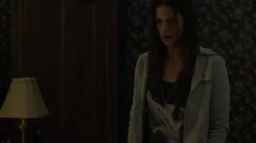The t-shirt Slotzihilla Titanic Mia Lambert (Danica Curcic) in The Mist S01E06