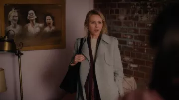 Le manteau gris Theory de Jean Holloway (Naomi Watts) dans Gypsy S01E08