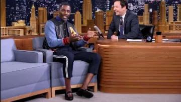Shoes embroidered serpent of Idris Elba on the set of Jimmy Fallon