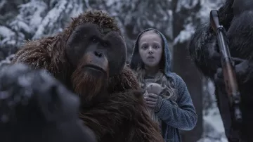 The hooded jacket from Nova (Amiah Miller) in The planet of the apes supremacy