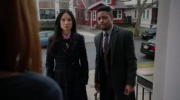 The pink shirt to the node of Joan Watson (Lucy Liu) in Elementary S05E17