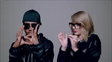 The sunglasses of Taylor Swift in the clip Shake it off
