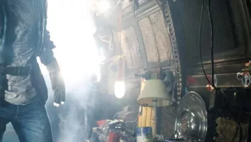 The game controller vintage Amiga Wade Owen Watts / Parzival (Tye Sheridan) in Ready Player One
